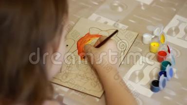小女孩用画笔画一幅画。 <strong>儿童绘画</strong>艺术